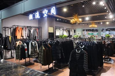 突發！城陽商場服裝鞋包大拋售潮來襲，消費者迎來購物狂歡